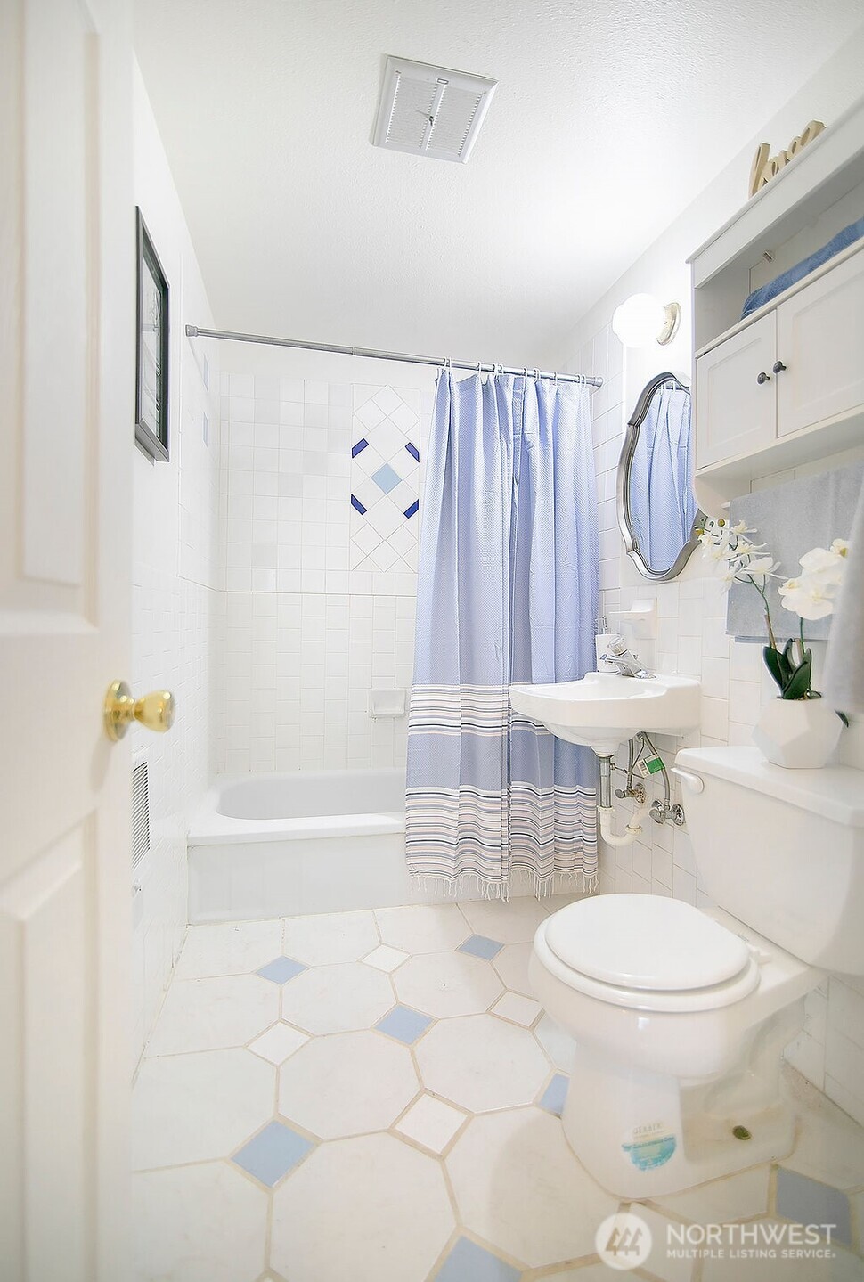 1925 28th Avenue Longview, WA 98632 - Photo 28 of 37 a bathroom with a sink toilet and shower