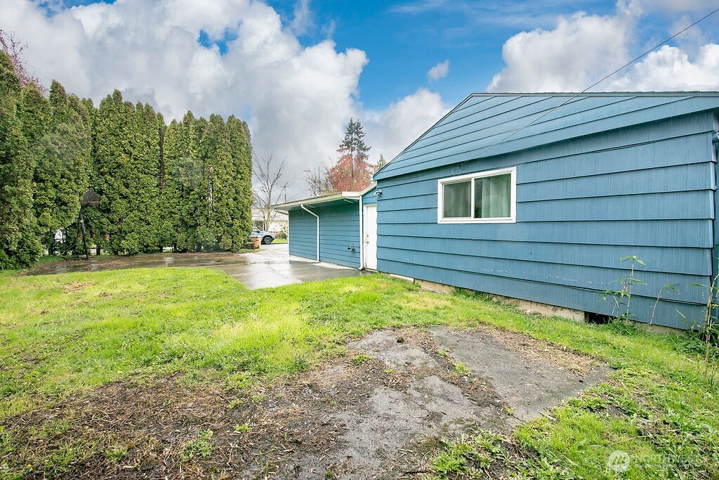 1925 28th Avenue Longview, WA 98632 - Photo 36 of 37 a view of a backyard with plants and large trees