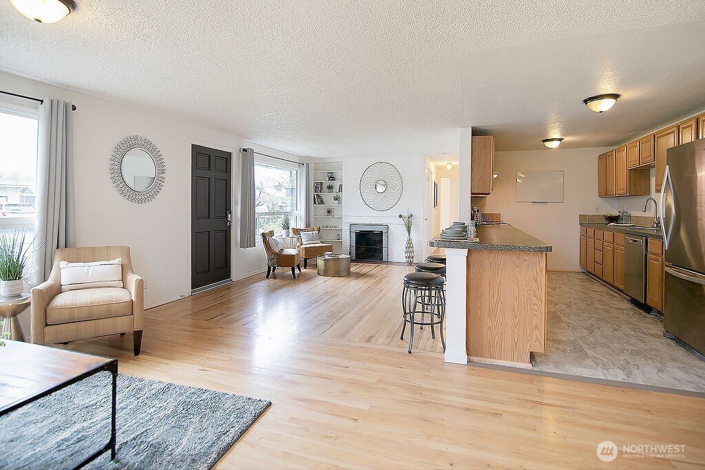 1925 28th Avenue Longview, WA 98632 - Photo 4 of 37 a living room with furniture and wooden floor