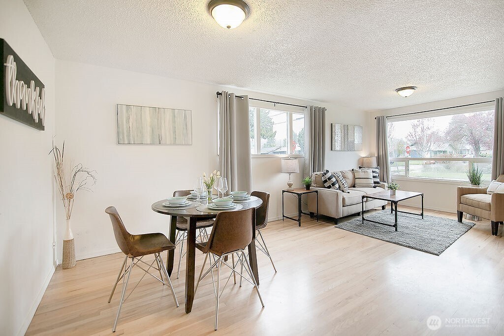1925 28th Avenue Longview, WA 98632 - Photo 8 of 37 a living room with furniture and a large window