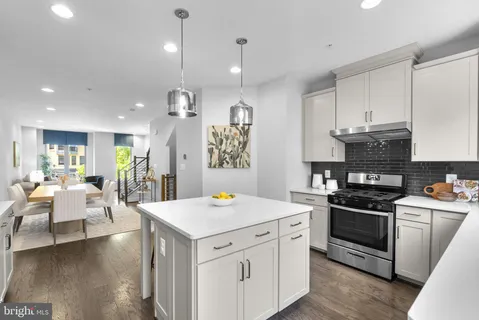 $869,000 | 820 Thompson Crescent, Unit 26, Rockville, MD 20852