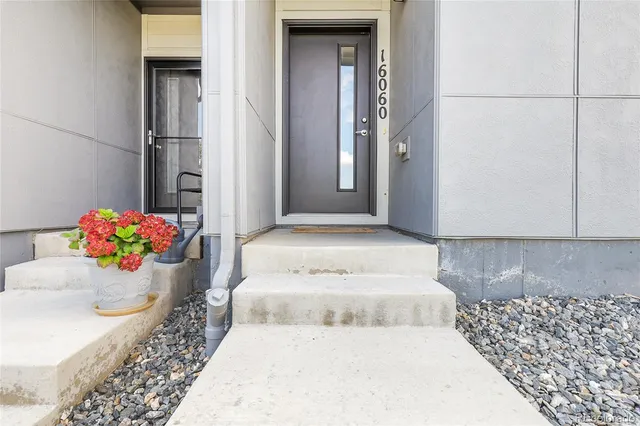 a view of entryway and kitchen