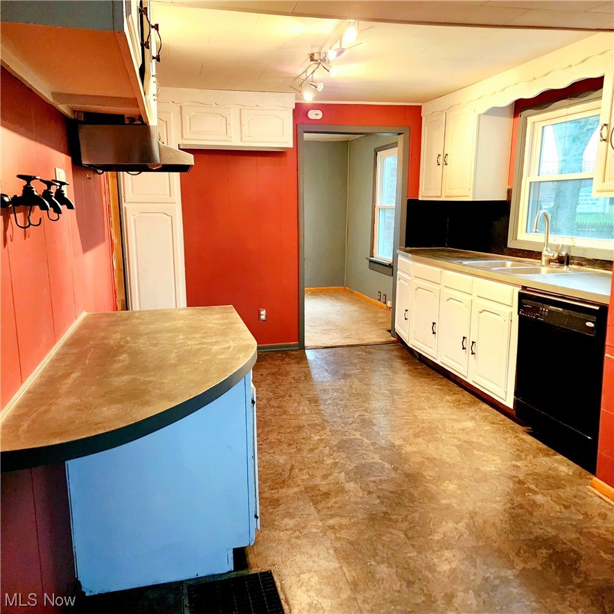 6923 Alliance Road Northwest Malvern, OH 44644 - Photo 9 of 24 Large kitchen with adjoining dining area (not shown)