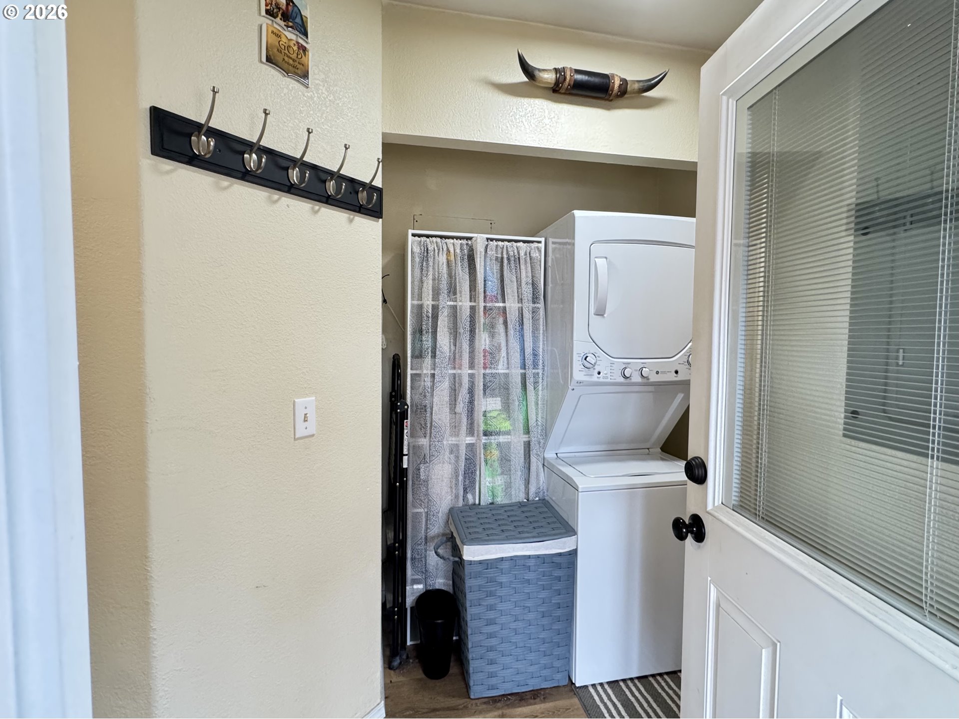3760 Highway 101, Unit 1 Florence, OR 97439 - Photo 6 of 32 a view of walk in closet