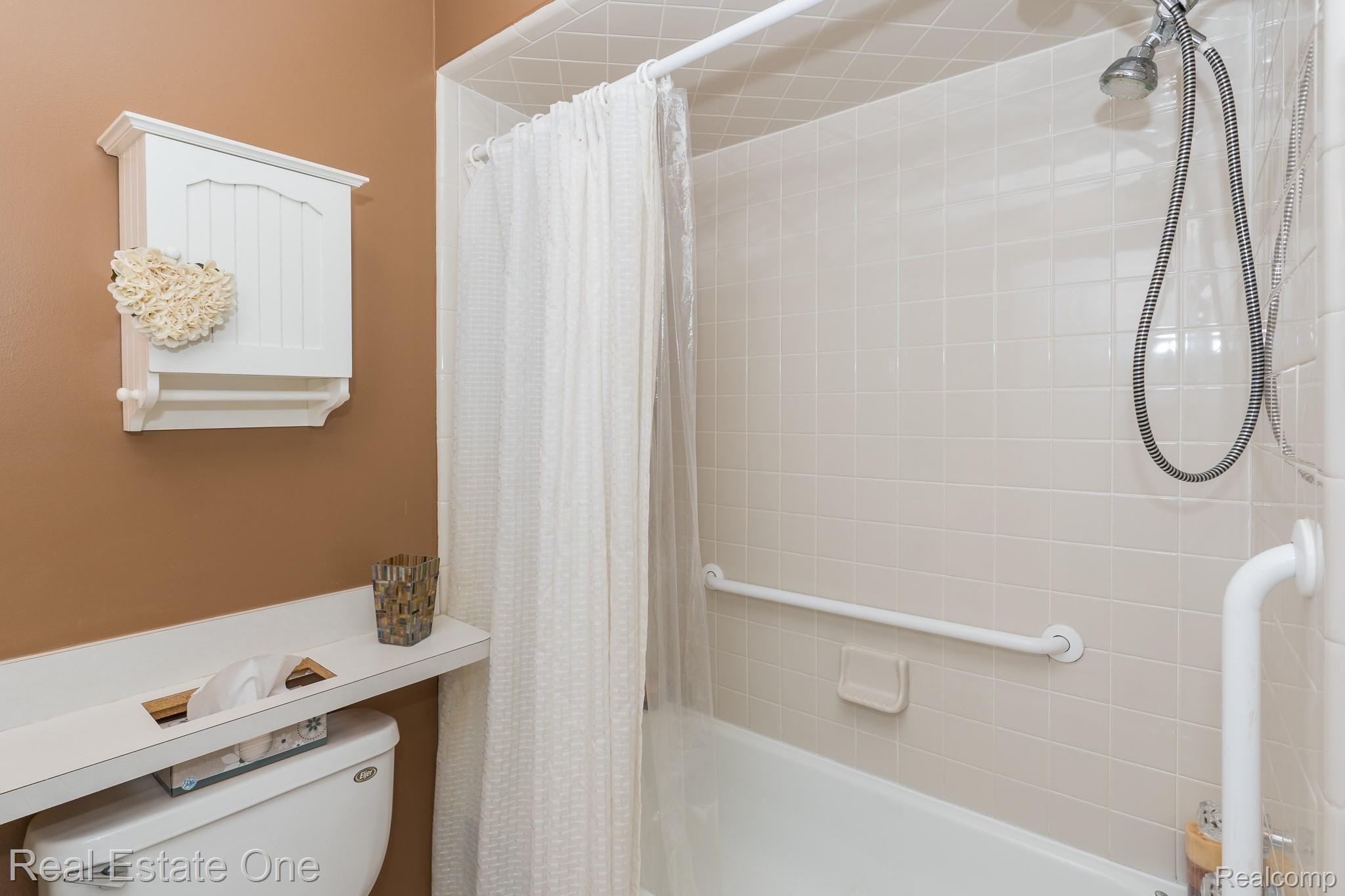 444 Farmridge Court Rochester, MI 48307 - Photo 18 of 24 Farmridge MLS-W026.jpg