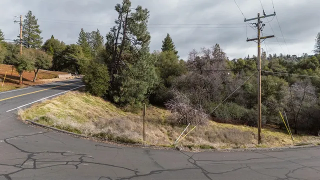 a view of a backyard of the house