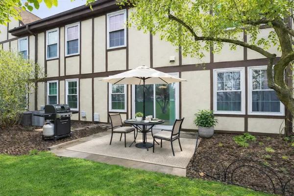 $2,500 | 1941 Quaker Hollow Lane, Unit 1941, Streamwood, IL 60107