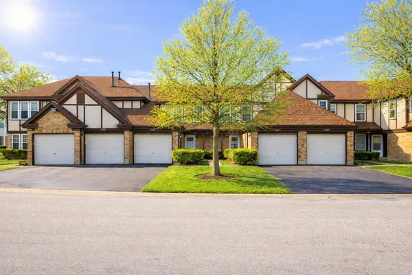 $2,500 | 1941 Quaker Hollow Lane, Unit 1941, Streamwood, IL 60107