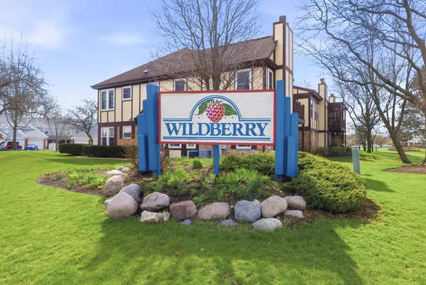 $2,500 | 1941 Quaker Hollow Lane, Unit 1941, Streamwood, IL 60107