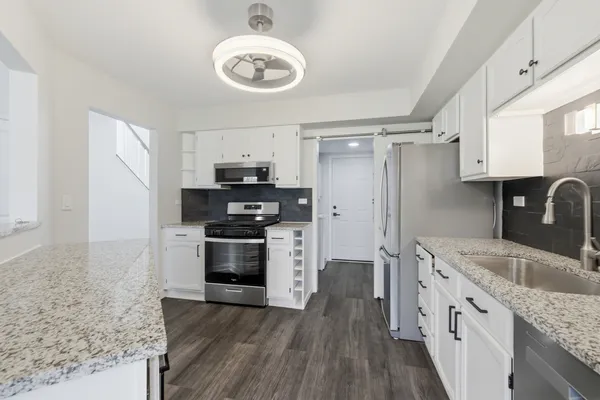 $2,500 | 1941 Quaker Hollow Lane, Unit 1941, Streamwood, IL 60107