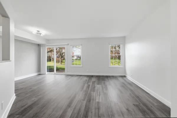 $2,500 | 1941 Quaker Hollow Lane, Unit 1941, Streamwood, IL 60107