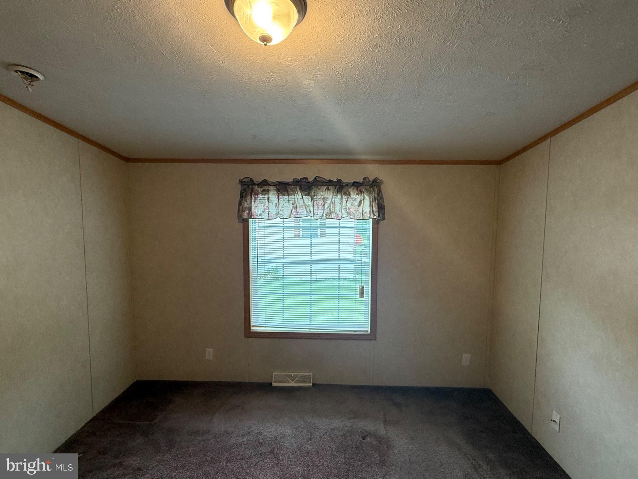 5 Revolutionary Road Mount Bethel, PA 18343 - Photo 22 of 28 Bright and inviting space awaits you.