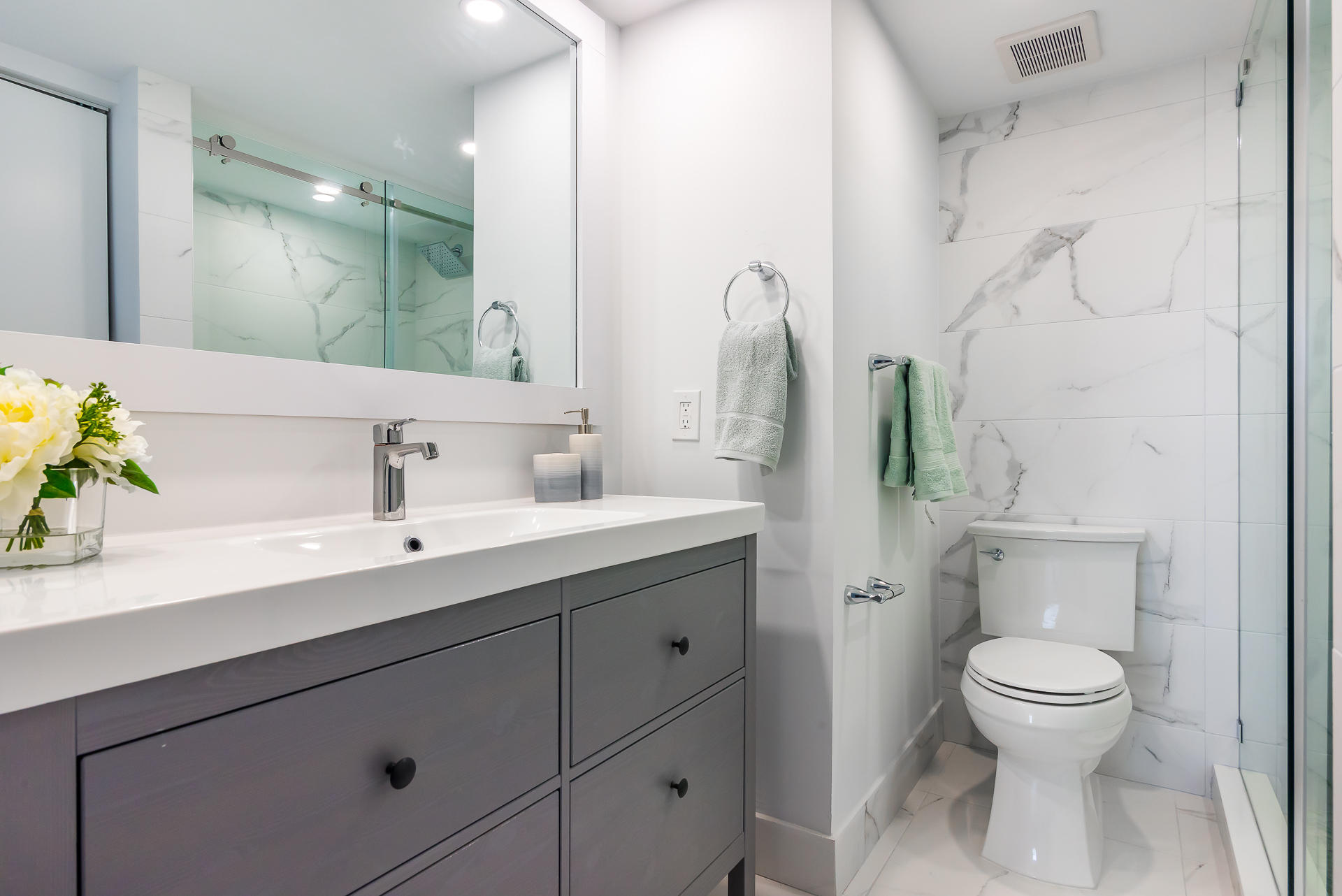 4048 Yarmouth C, Unit 4048 Boca Raton, FL 33434 - Photo 9 of 26 Master Bathroom