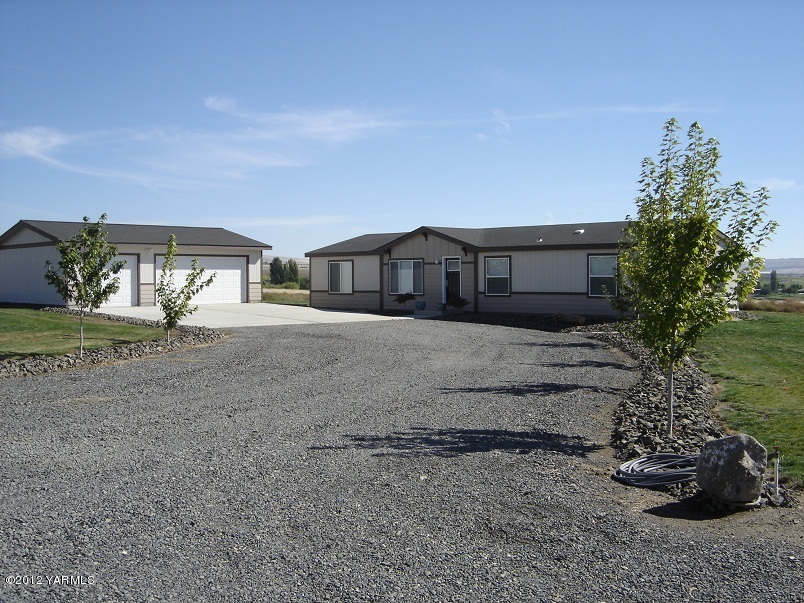 405 Schut Road Moxee, WA 98936 - Photo 1 of 11 a view of a house with a yard and a garage