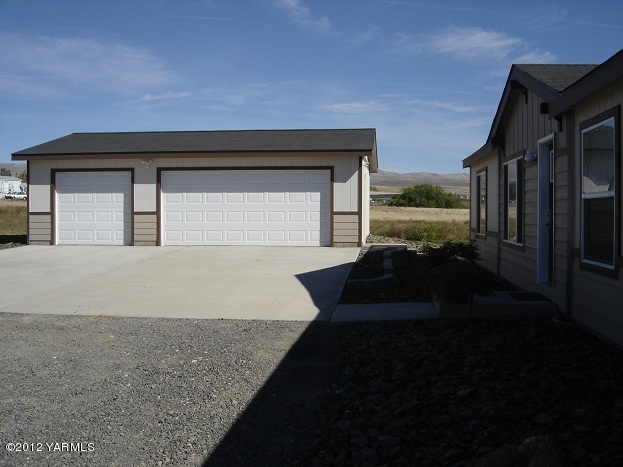 405 Schut Road Moxee, WA 98936 - Photo 2 of 11 a view of a house and a yard