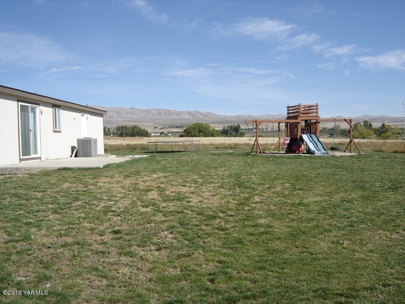 405 Schut Road Moxee, WA 98936 - Photo 11 of 11 a view of a field with an ocean view