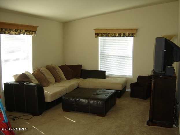 405 Schut Road Moxee, WA 98936 - Photo 4 of 11 a living room with a couch and a flat screen tv