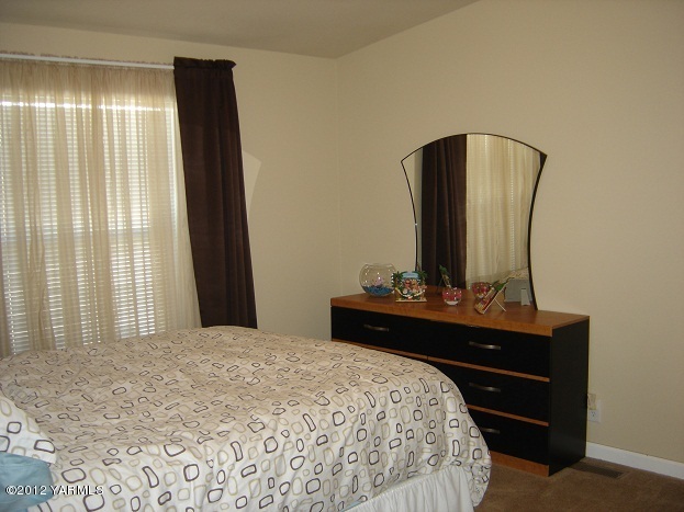 405 Schut Road Moxee, WA 98936 - Photo 7 of 11 a bedroom with a bed and a mirror