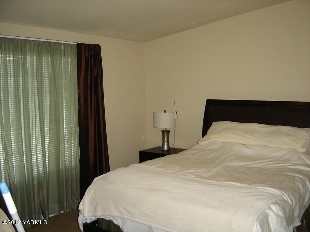 405 Schut Road Moxee, WA 98936 - Photo 8 of 11 a bedroom with a bed and a window