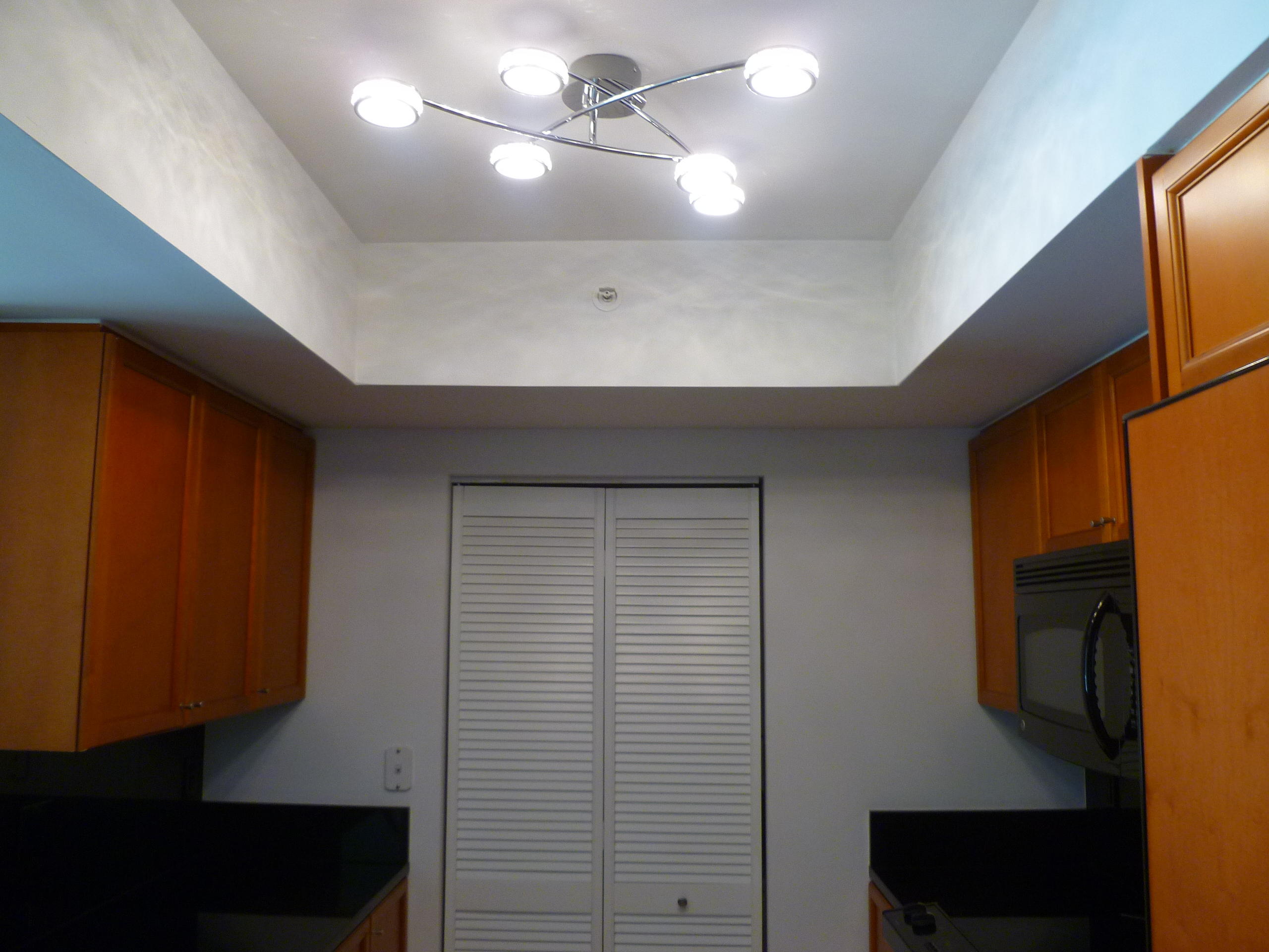 99 Southeast Mizner Boulevard, Unit 835 Boca Raton, FL 33432 - Photo 10 of 37 Kitchen