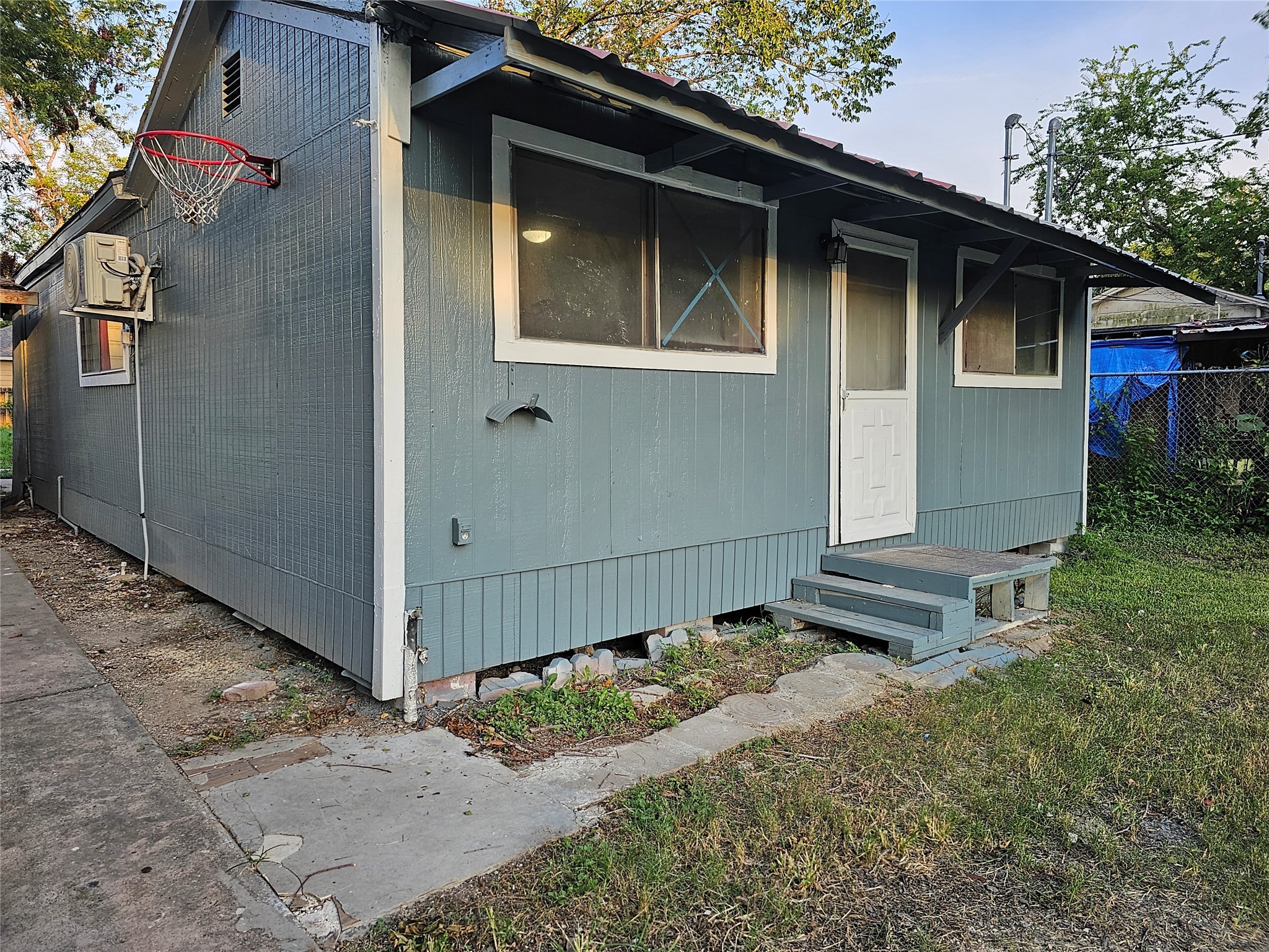 7808 Bauman Road Houston, TX 77022 - Photo 11 of 11 a backyard of a house