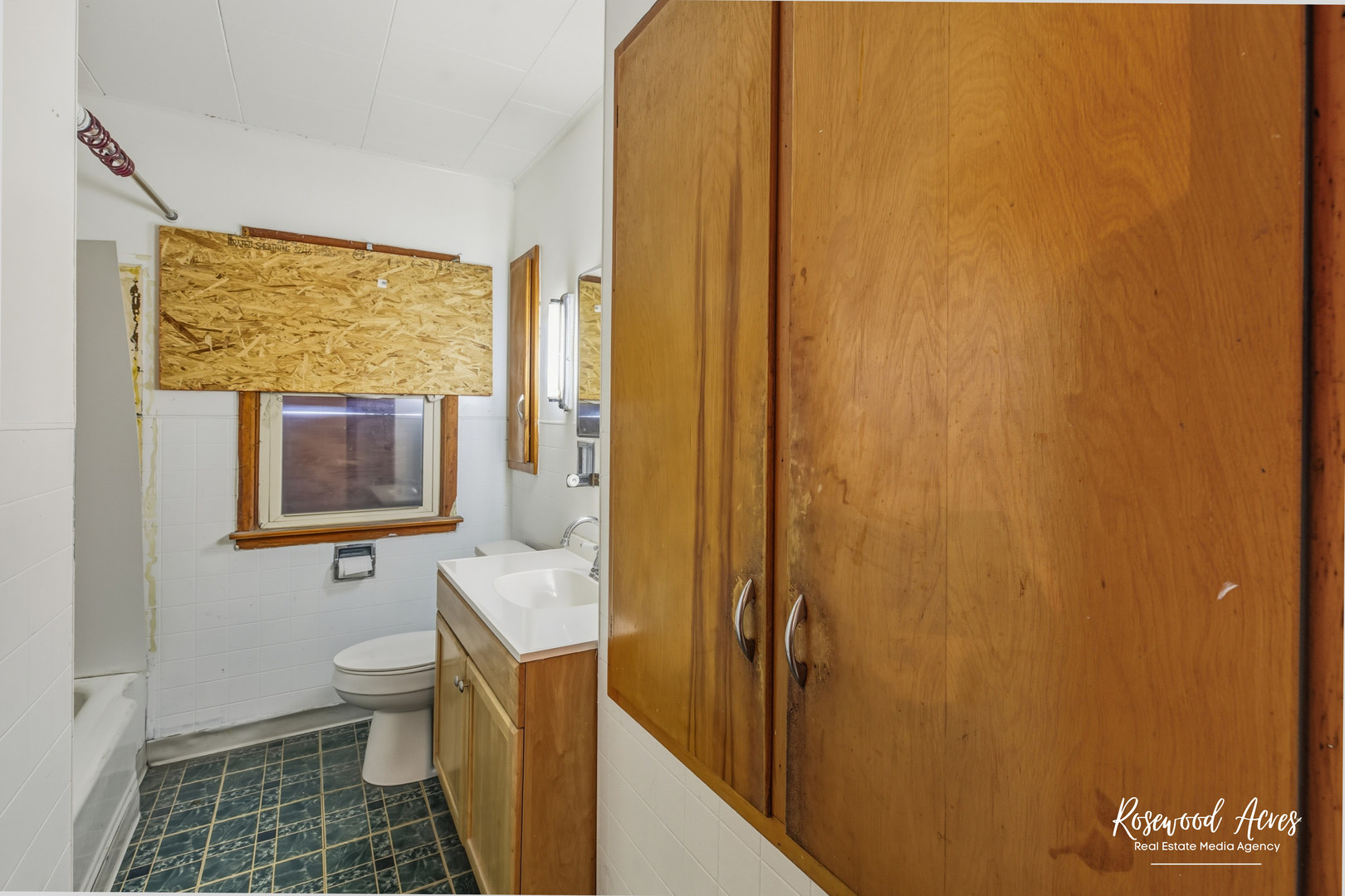 1221 East Chestnut Street Kankakee, IL 60901 - Photo 13 of 22 a bathroom with a toilet and a shower