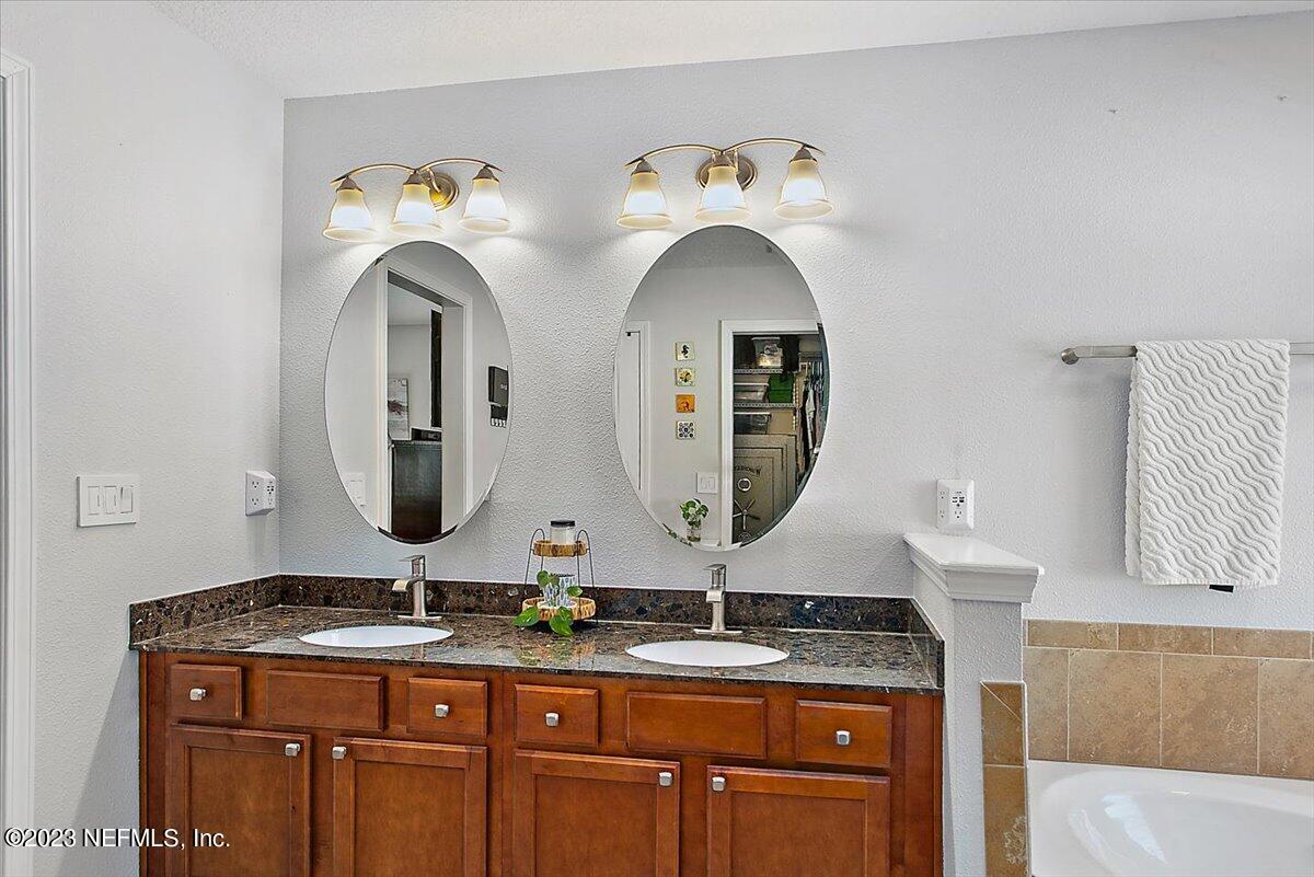 123 South Twin Maple Road St. Augustine, FL 32084 - Photo 12 of 22 12-Primary Bathroom
