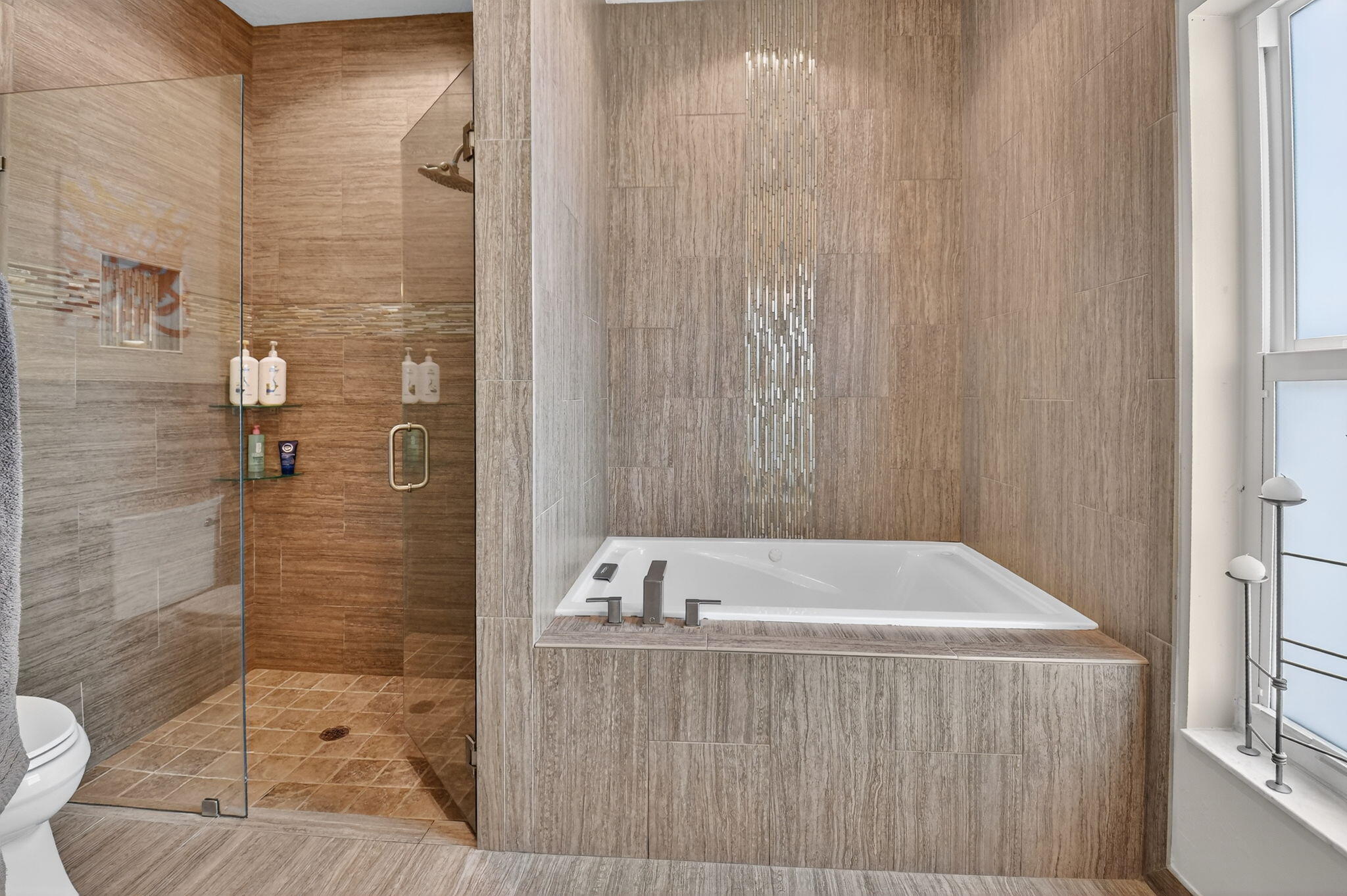 494 Enfield Court Delray Beach, FL 33444 - Photo 38 of 78 a bathroom with a bathtub and shower