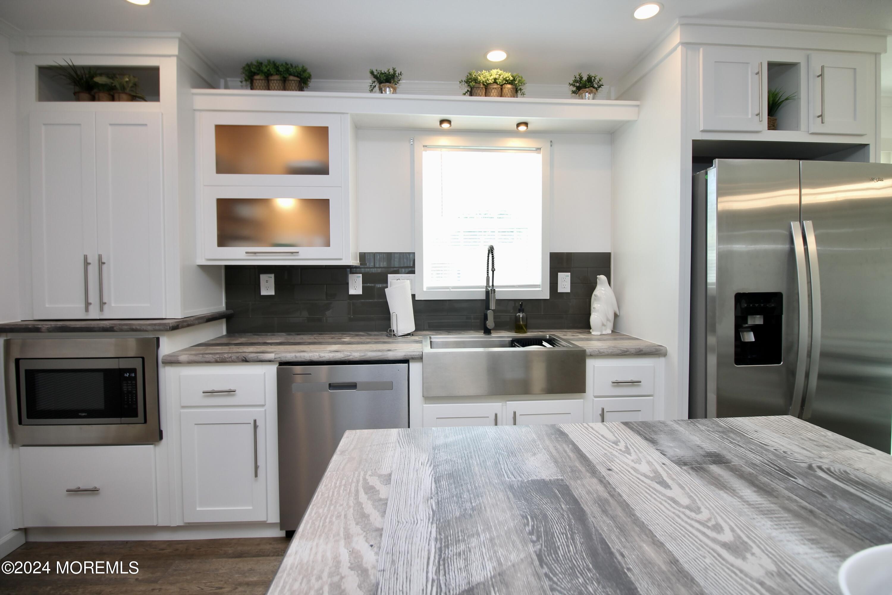 587 Cherin Road Freehold, NJ 07728 - Photo 13 of 39 17ED40A4-7ED0-4FFE-A783-F4C630AB03FB_1_2