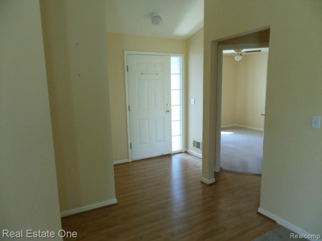 21740 Quail Ridge Drive, Unit 53 Riverview, MI 48193 - Photo 7 of 27 Front Foyer