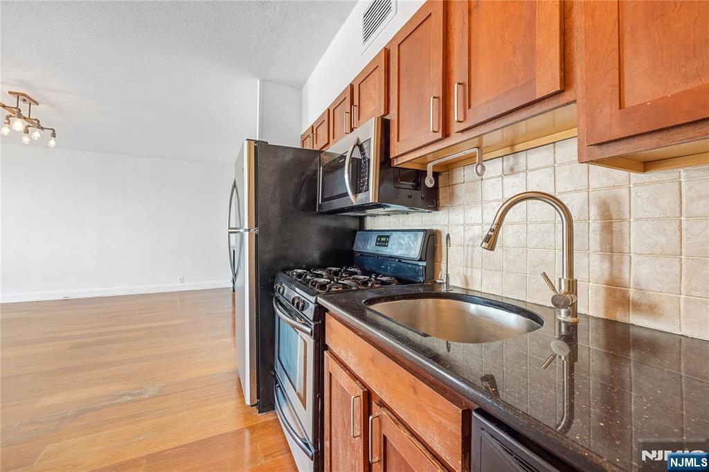 4 Horizon Road, Unit 1210 Fort Lee, NJ 07024 - Photo 8 of 29