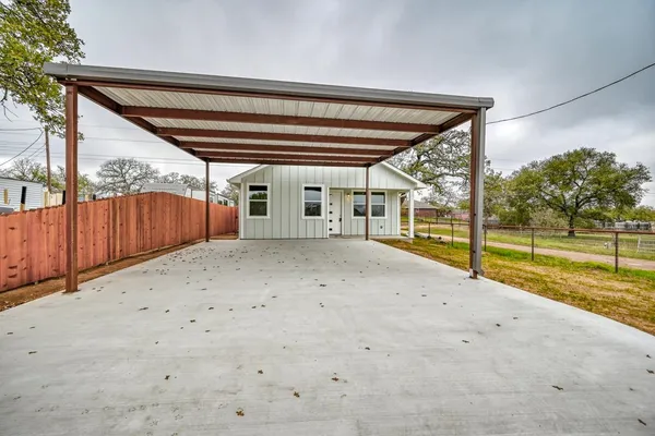 $1,800 | 1915 Willow, Kingsland, TX 78639