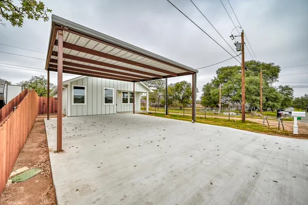 $1,800 | 1915 Willow, Kingsland, TX 78639