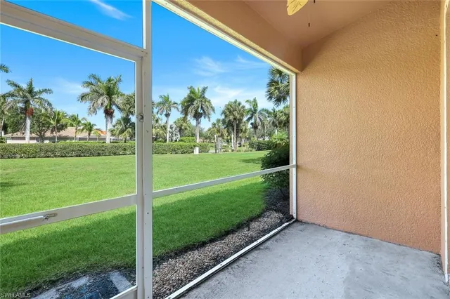 a view of a back yard