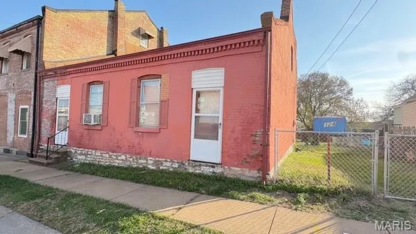 $39,000 | 322 East Davis Street, St. Louis, MO 63111