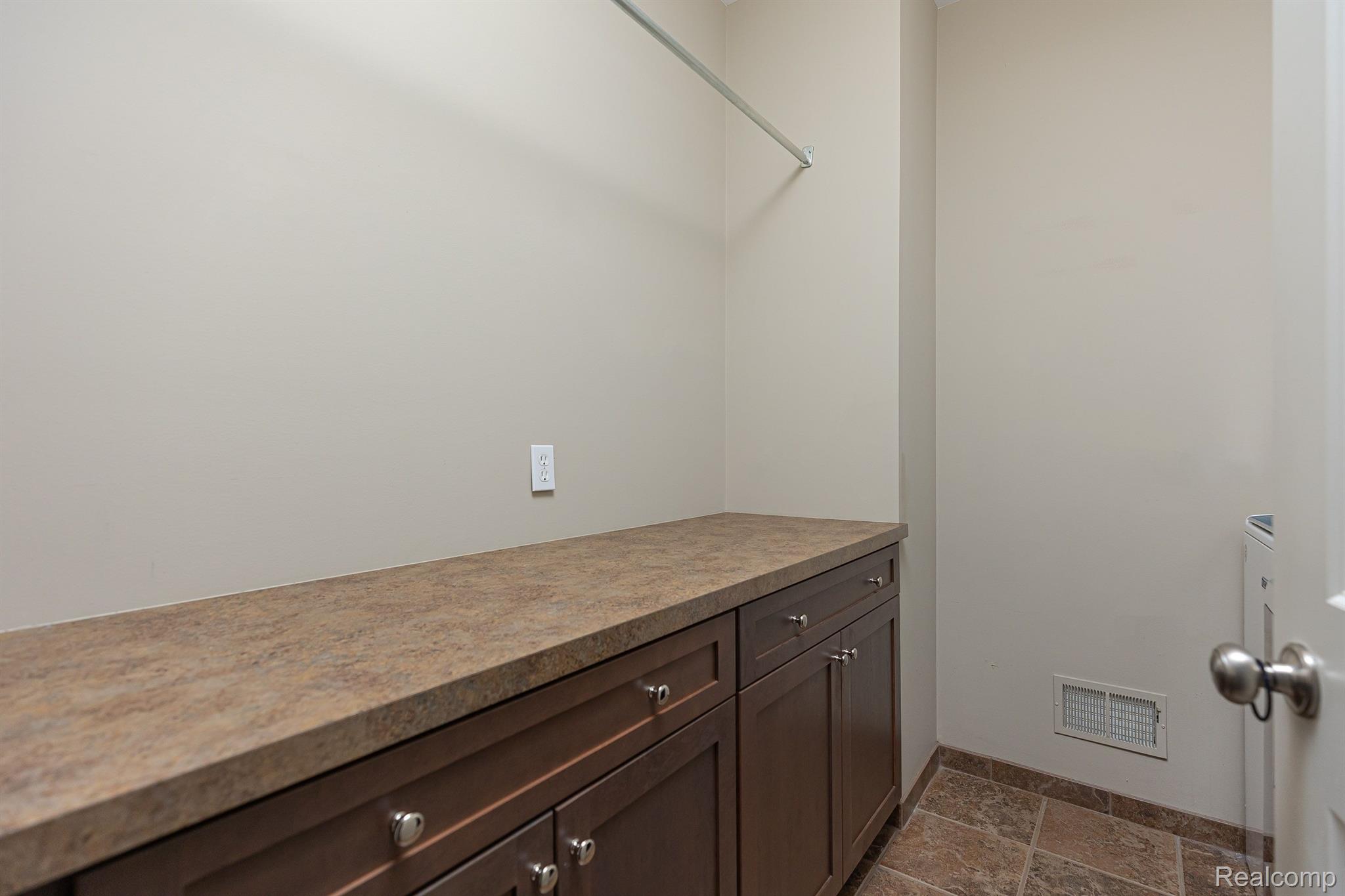 2609 Summerlin Court Rochester, MI 48306 - Photo 20 of 38 Laundry Room