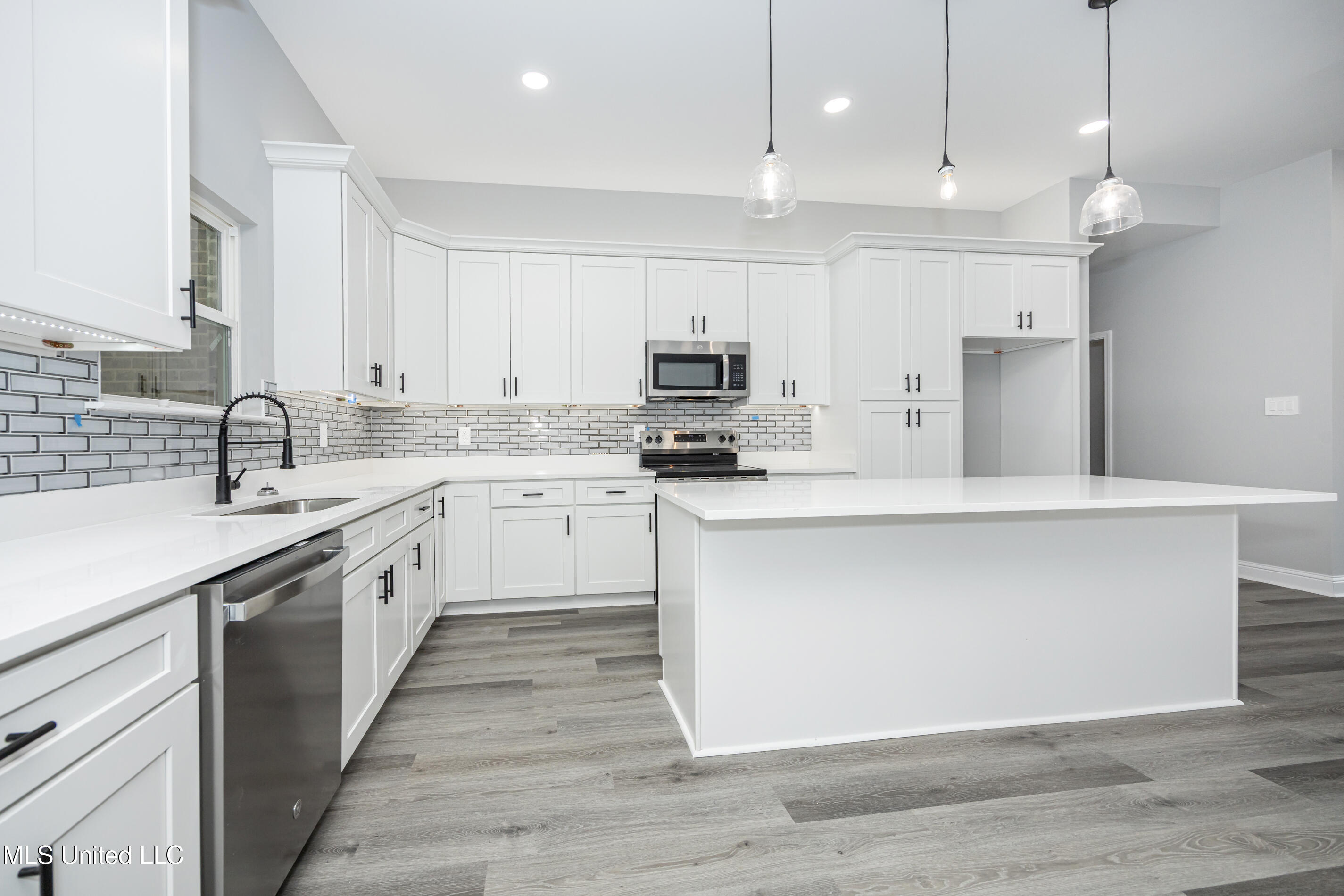 2403 Graveline Road Gautier, MS 39553 - Photo 6 of 33 IMG_5875