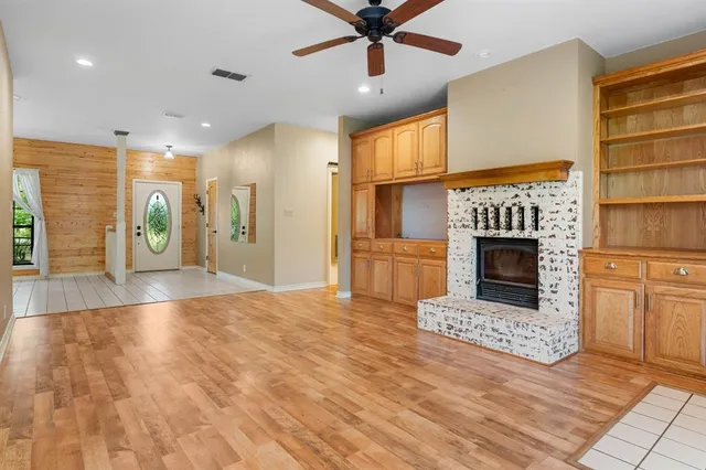 a view of livingroom with furniture