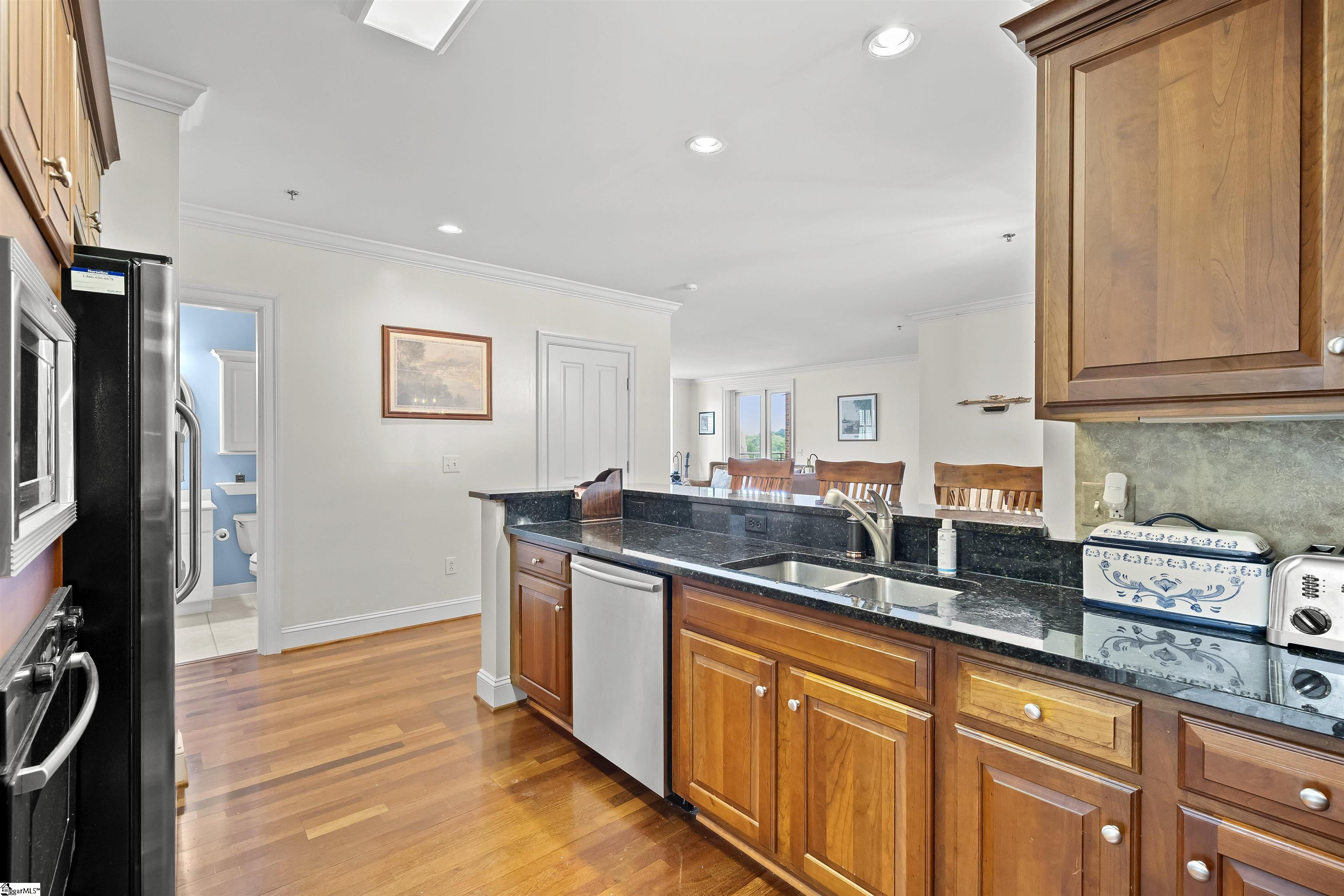 400 North Main Street, Unit 401 Greenville, SC 29601 - Photo 12 of 28 Fridge stays!