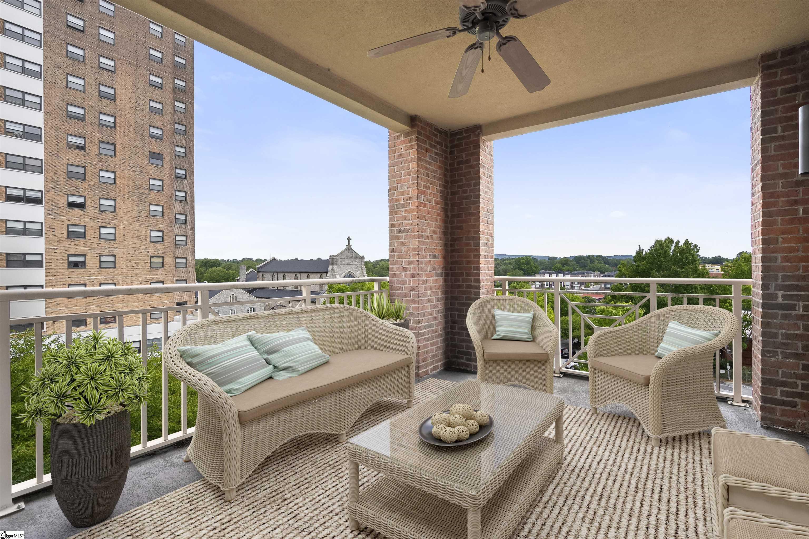 400 North Main Street, Unit 401 Greenville, SC 29601 - Photo 22 of 28 Off Great Room