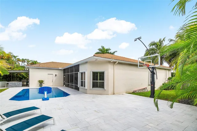 a view of outdoor space yard and porch