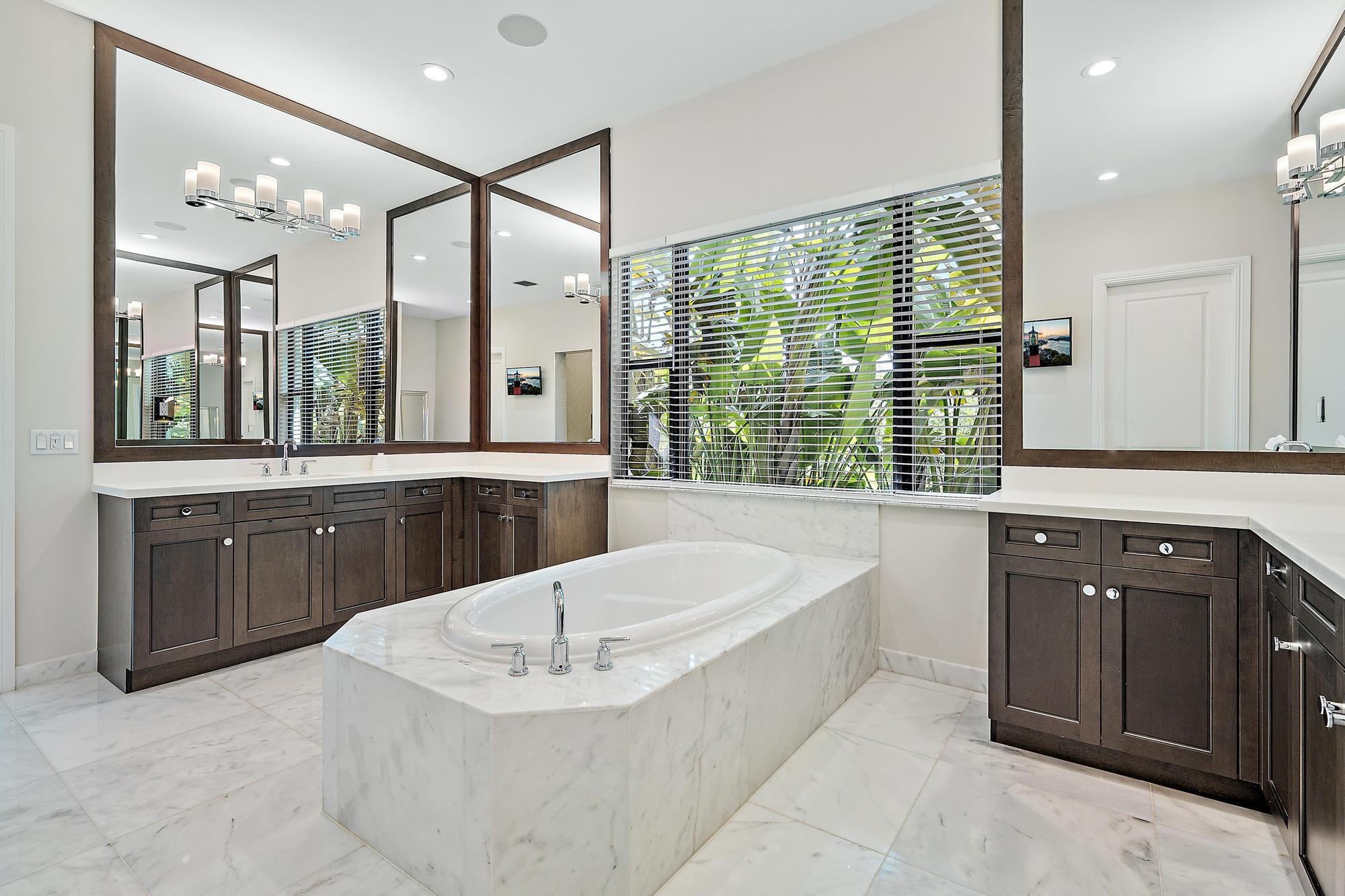 8164 Southeast Old Plantation Circle Jupiter, FL 33458 - Photo 28 of 60 Primary Bathroom