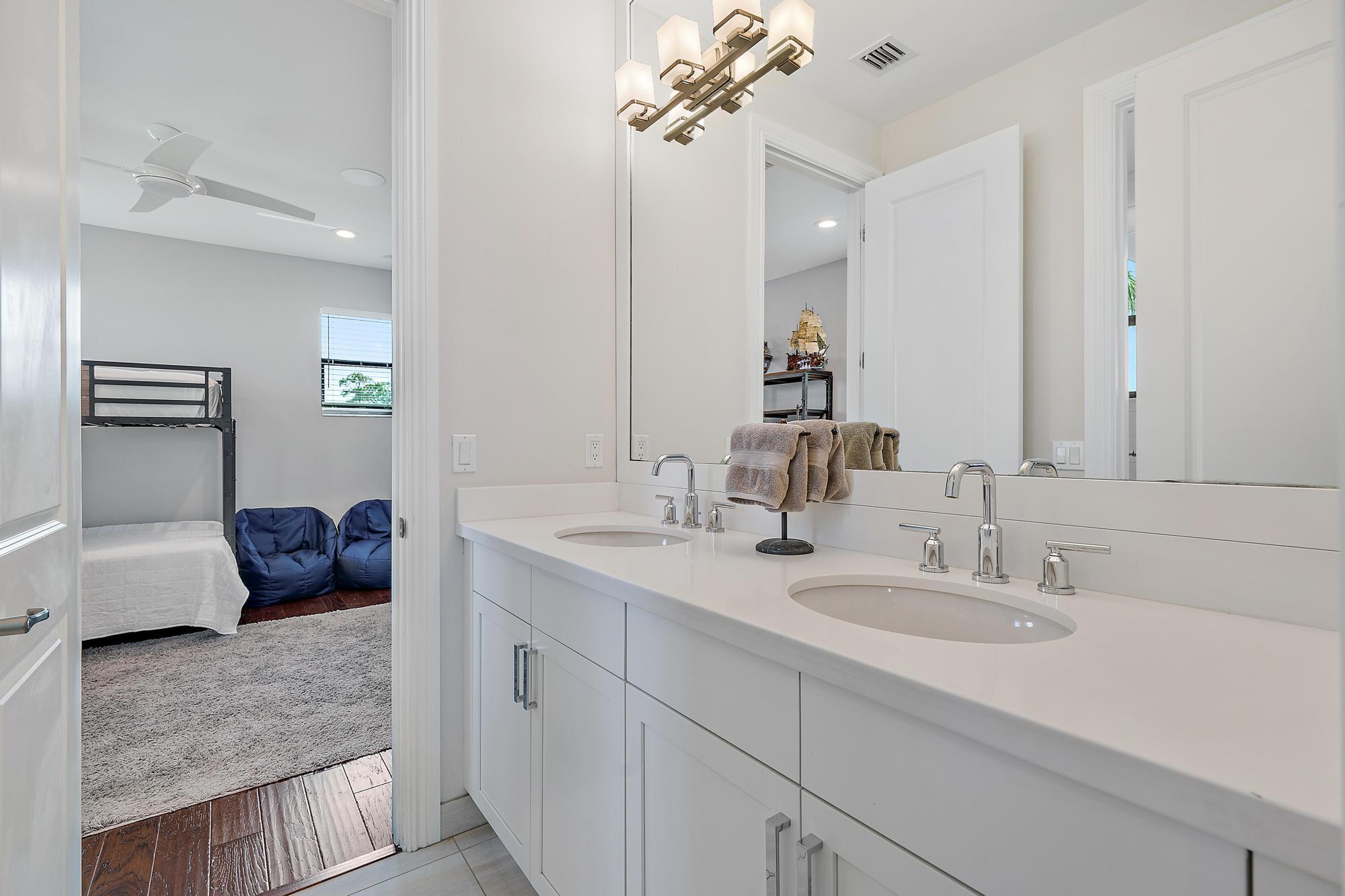 8164 Southeast Old Plantation Circle Jupiter, FL 33458 - Photo 48 of 60 Jack and Jill Bathroom