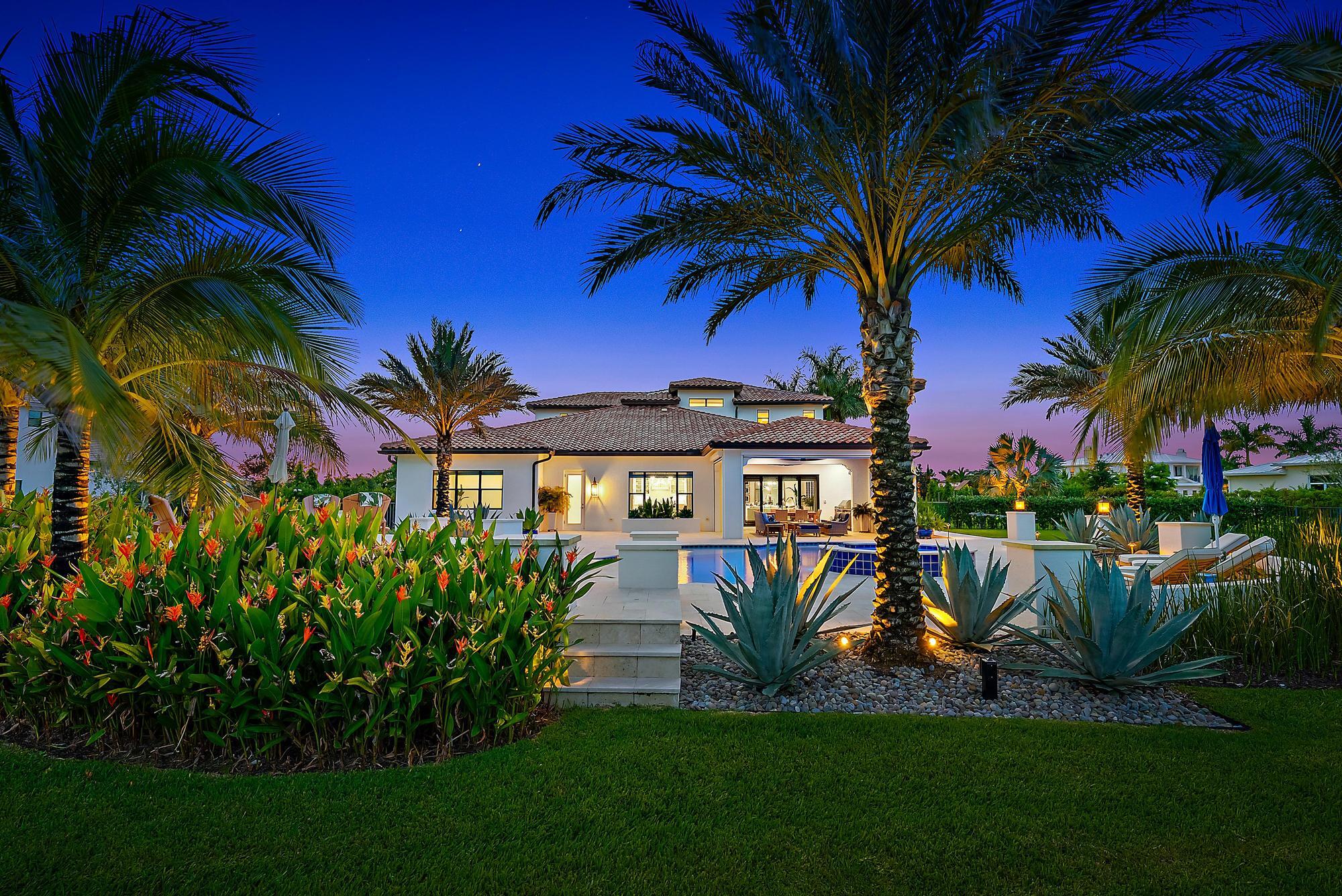 8164 Southeast Old Plantation Circle Jupiter, FL 33458 - Photo 56 of 60 Lush landscaping