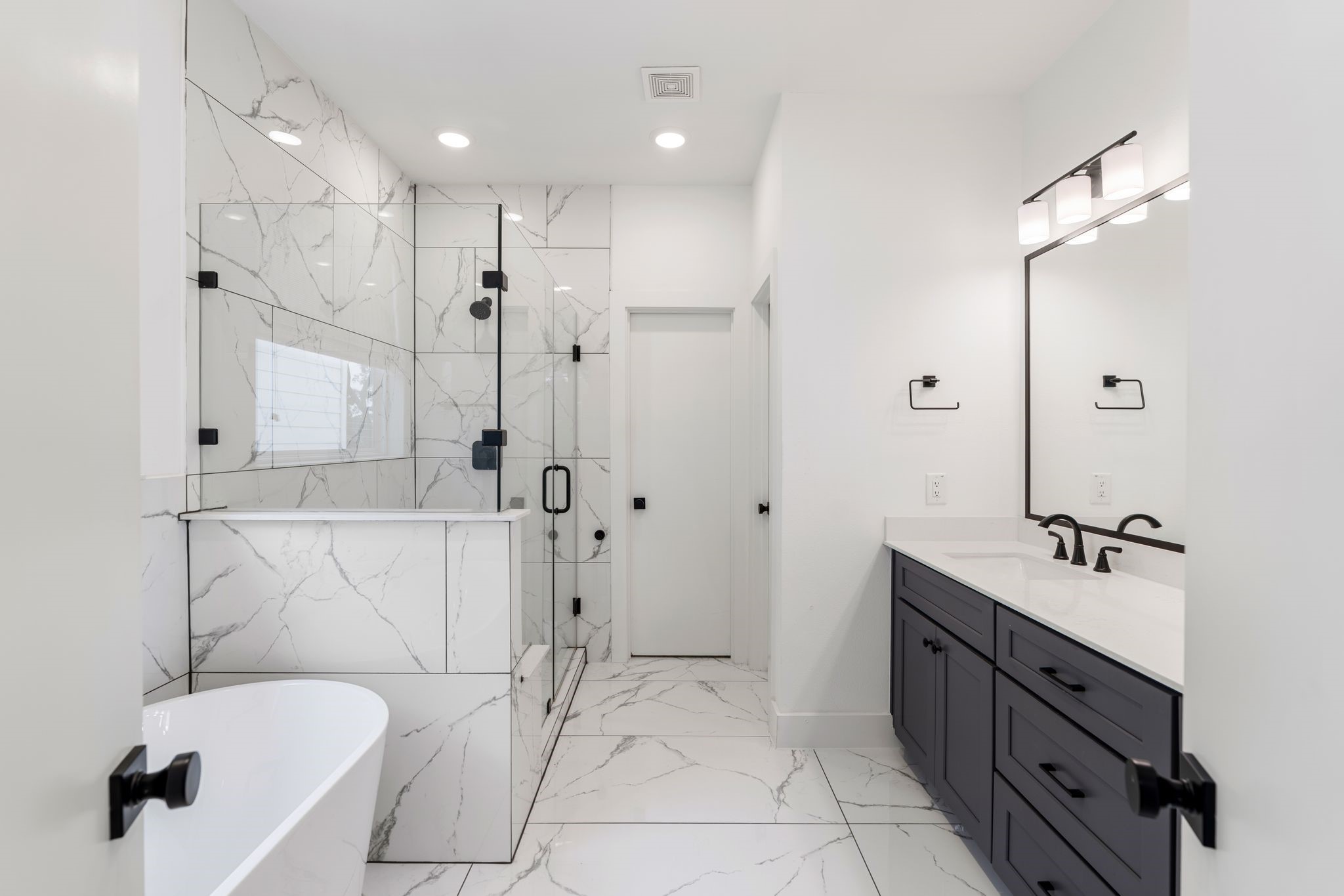 4862 Brinkman Street Houston, TX 77018 - Photo 22 of 33 Primary bath!