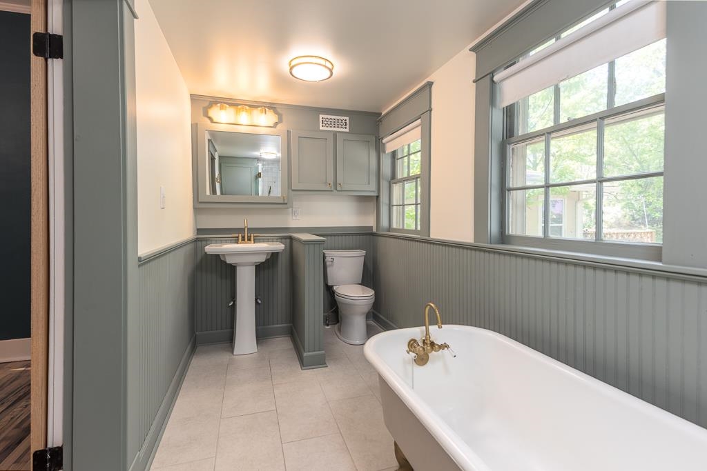 119 South Fenwick Road Memphis, TN 38111 - Photo 11 of 28 a bathroom with a sink and a bathtub