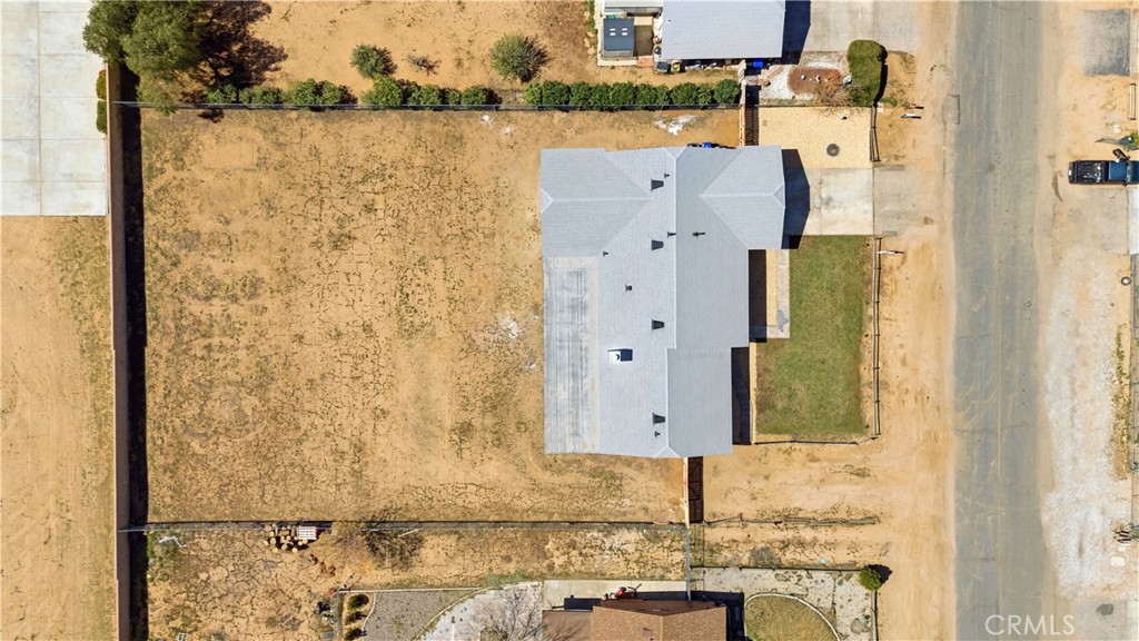 22557 Ojai Road Apple Valley, CA 92308 - Photo 56 of 57 a bathroom with a shower
