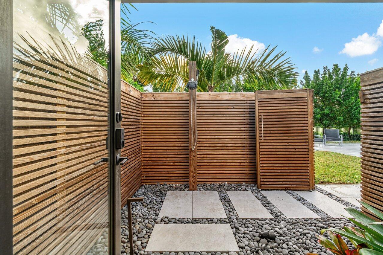 803 Foxpointe Circle Delray Beach, FL 33445 - Photo 16 of 28 803 Foxpointe Circle