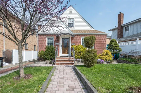 $1,198,000 | 246-11 61st Avenue | Douglaston