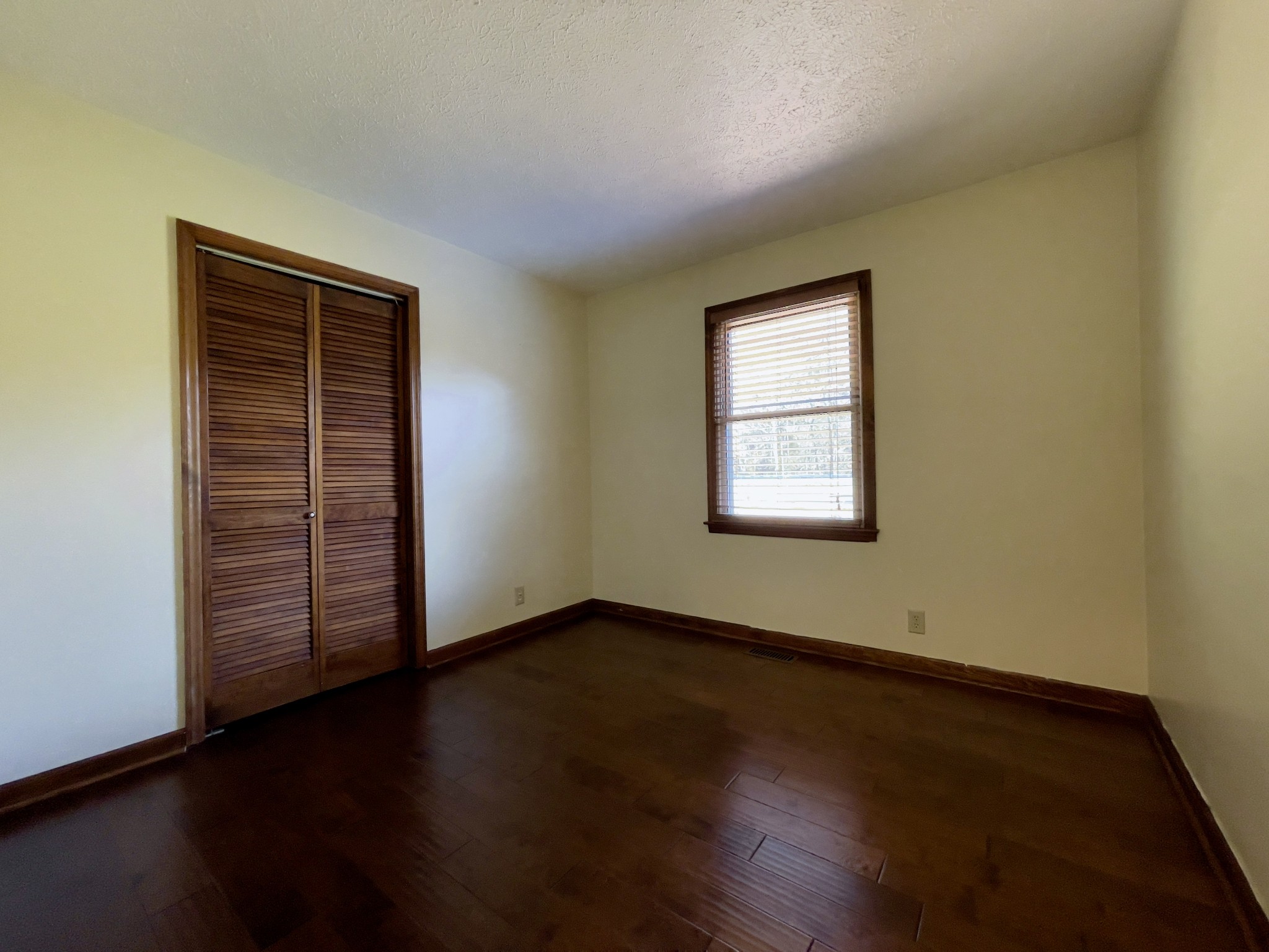 2911 New Hope Road Hendersonville, TN 37075 - Photo 16 of 27 an empty room with wooden floor and windows